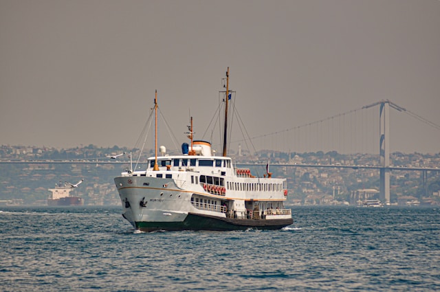 Şehir Hatları ferry crossing the Bosphorus