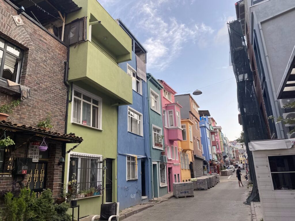 Why Are There So Few Cars in Historic Istanbul