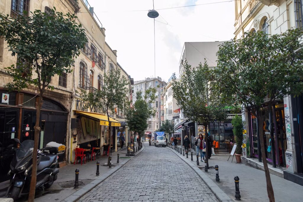 Why Are There So Few Cars in Historic Istanbul