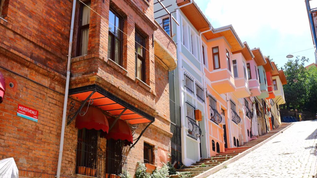 Why Are There So Few Cars in Historic Istanbul